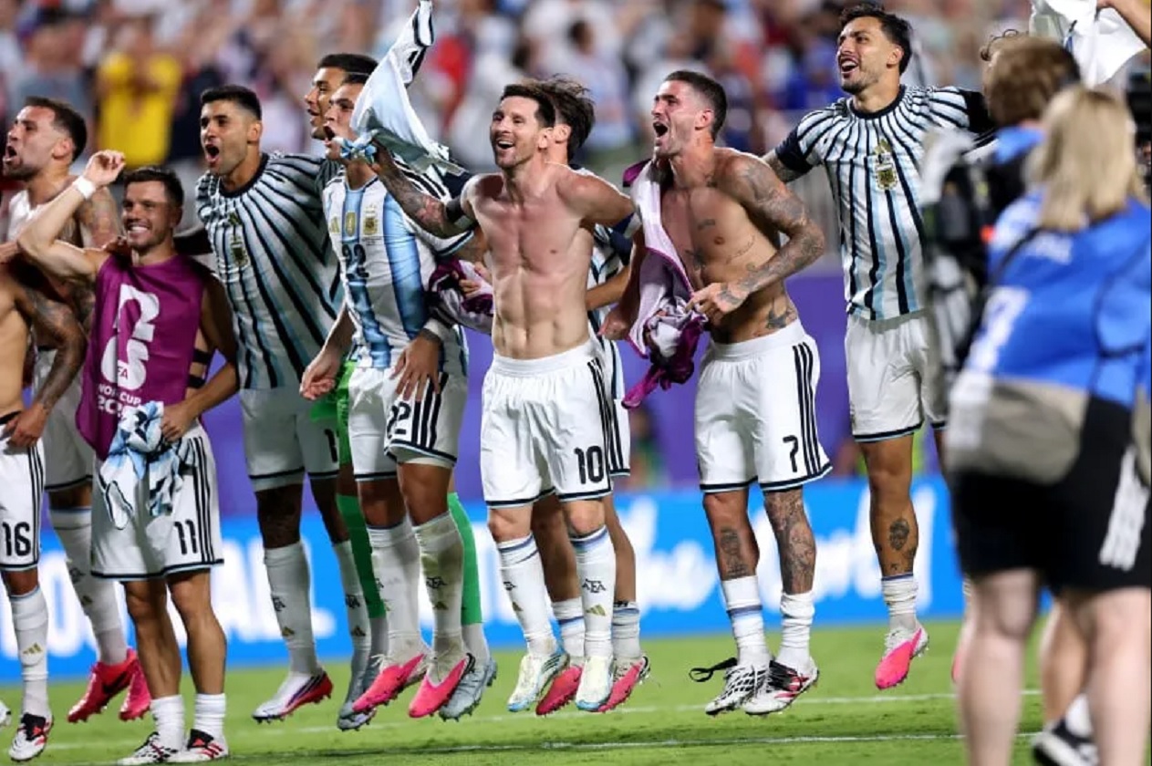 Argentina încălzește semifinala cu Anglia: Messi a scandat alături de fani