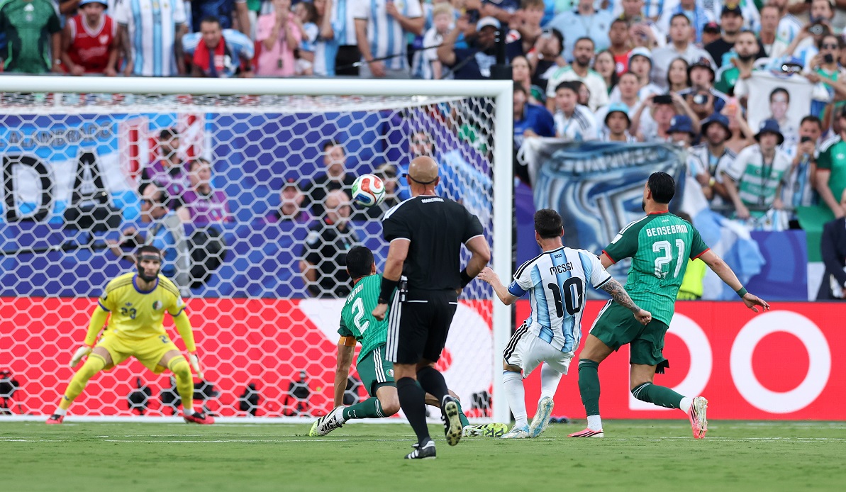 Messi poartă Argentina: hattrick în victoria cu Algeria 3-0