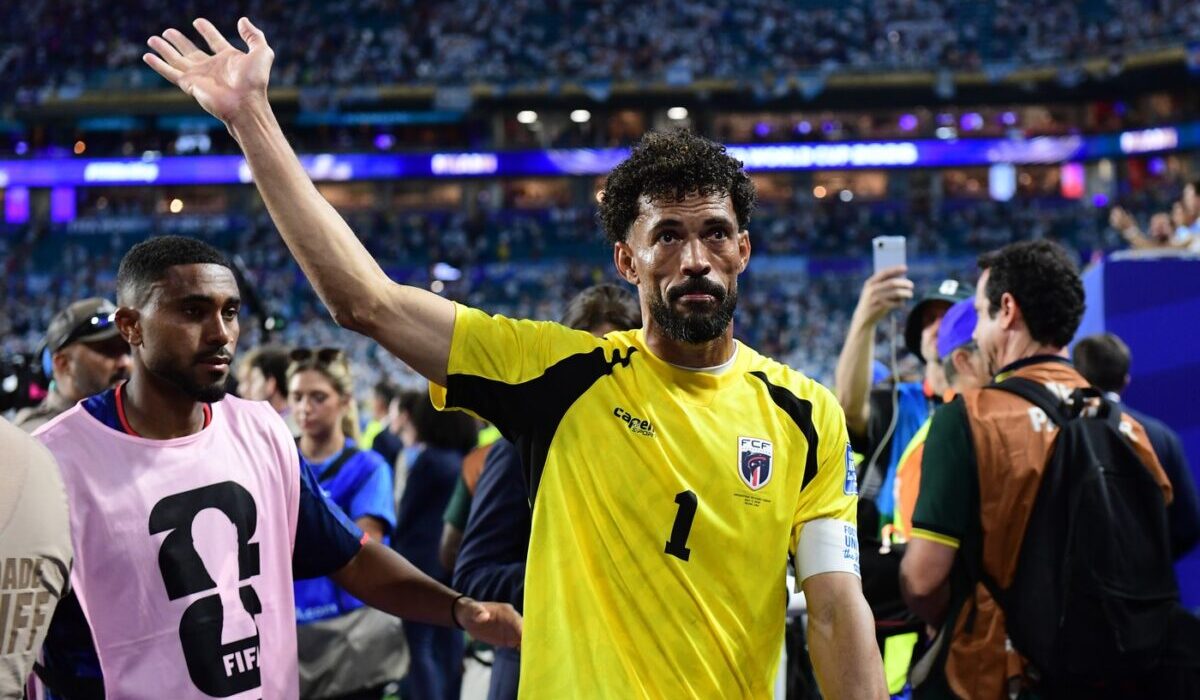 Vozinha continuă la 40 de ani: portar inclus în Best XI, semnat cu Colo Colo